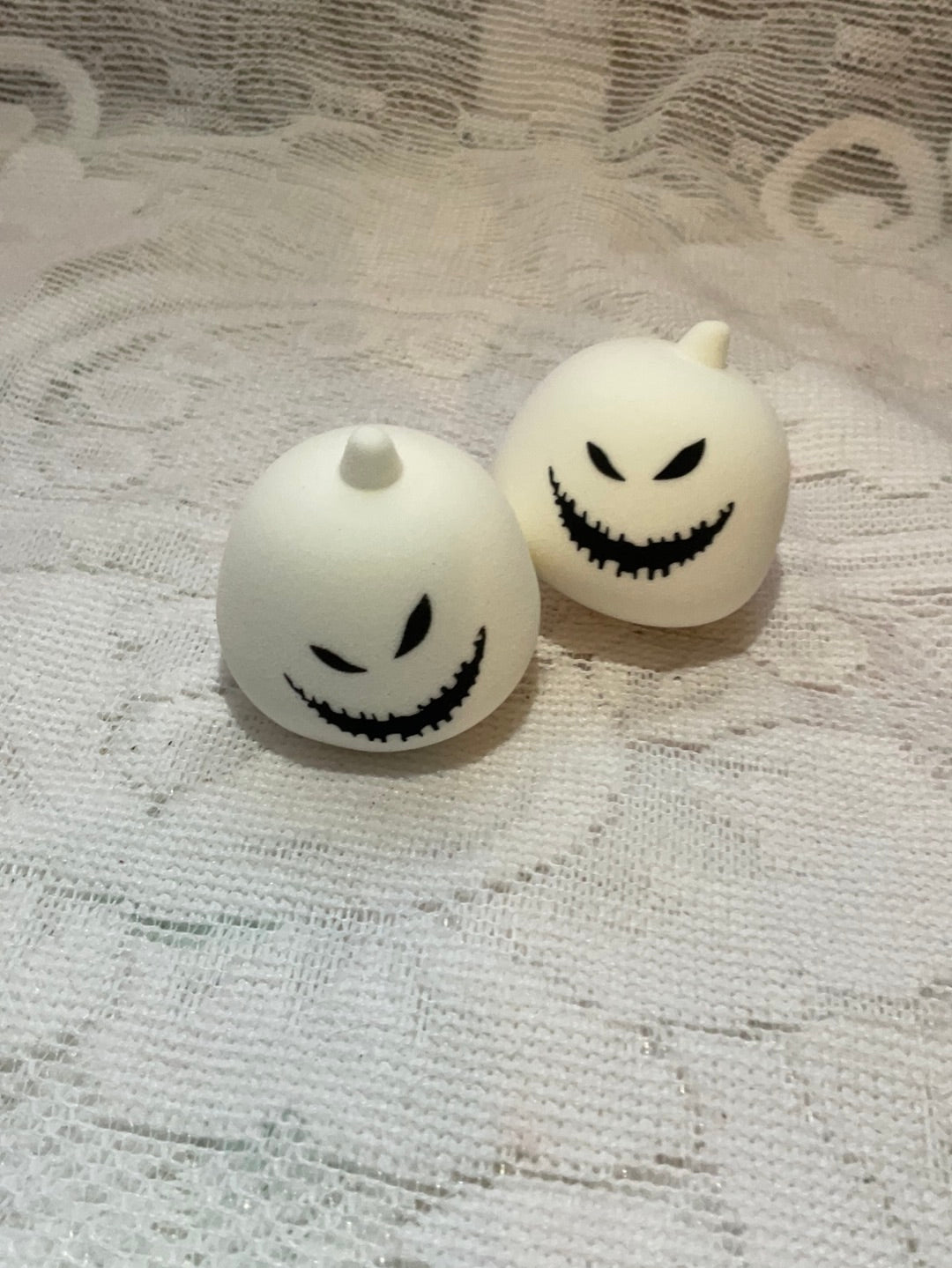 <transcy>Beauty blender</transcy>