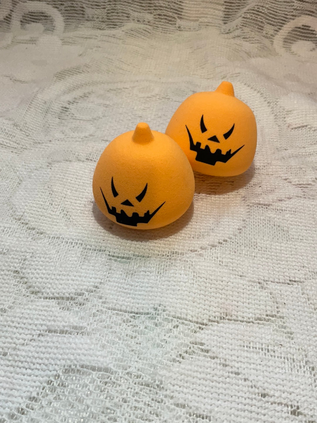 <transcy>Beauty blender</transcy>